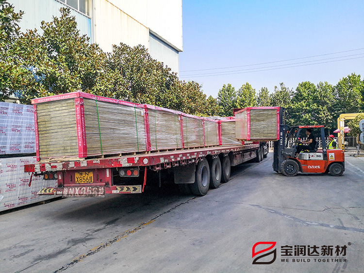 寶潤(rùn)達(dá)巖棉外墻一體板裝車發(fā)往連云港